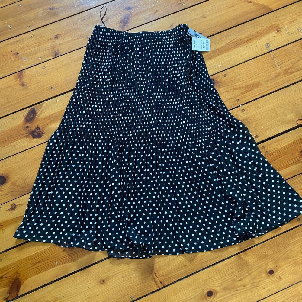 WD NY NWT pleated black and white skirt with liner and elastic waist size small